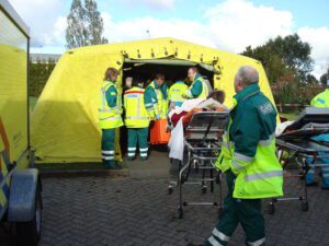 Tent met verschillende hulpverleners, waaronder een GHOR-functionaris