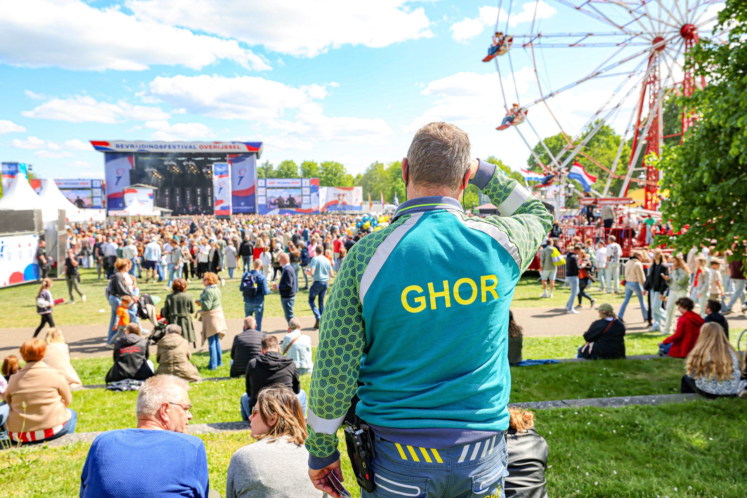 GHOR-medewerker kijkt uit over een Bevrijdingsfestival
