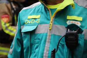 Close-up van een OvD-G, diens uniform prominent in beeld.